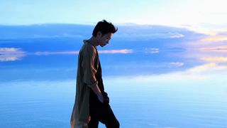 佐藤健、俳優生活10周年!「天空の鏡」に降り立ったアニバーサリー写真集