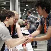 新海誠、アメリカでサイン攻め!『君の名は。』に現地ファン涙!