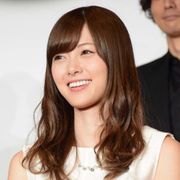 ま、まいやんが…白石麻衣とイケメンのキスにファン悲鳴