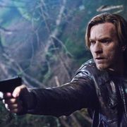 長髪ユアン・マクレガーの初写真!ジョン・ル・カレ原作のスパイ映画が10月上陸