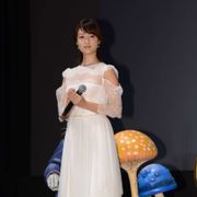 深田恭子、純白ドレス姿で「間違えちゃった!」と照れ笑い