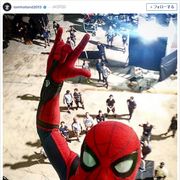 新スパイダーマン、高所でも余裕のセルフィー!臨場感あふれまくり!