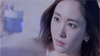 ガッキーの瞳に扇風機抱えたスタッフが映り込む…化粧品会社が謝罪