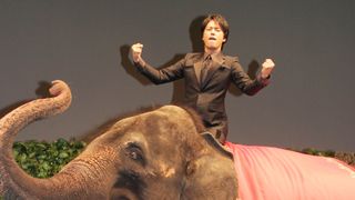 桐谷健太、ゾウにまたがり王者のどや顔ガッツポーズ