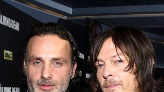 またイタズラ!「ウォーキング・デッド」ダリル、爆笑しながらリックをだます