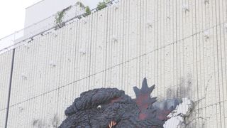 ゴジラがパルコ突き破る!ド迫力オブジェ完成