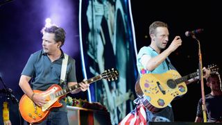 おいおい最高かよ！マイケル・J・フォックス、コールドプレイのライブであの曲を演奏