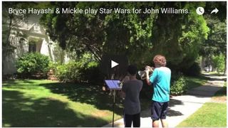 ジョン・ウィリアムズの家の前で『スター・ウォーズ』のテーマ吹いたらこうなった