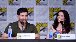 100年以上前の超リッチ指輪！「GRIMM」ニック＆ジュリエット俳優、コミコンで婚約発表