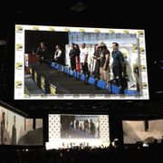 バットマンがチーム招集!DCヒーローがオタクの祭典に一挙集合!