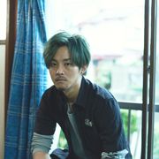 松坂桃李“GReeeeN”映画でグリーンヘア!タトゥーに口髭も
