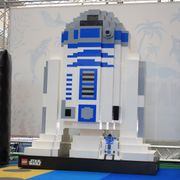 日本初・巨大R2-D2!小学生がレゴ9万個で作り上げる!