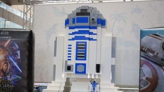 日本初・巨大R2-D2!小学生がレゴ9万個で作り上げる!