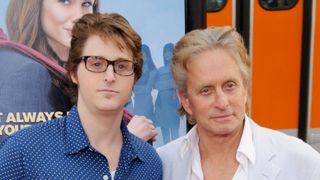 独房に監禁されたマイケル・ダグラスの息子、出所し苦悩の本を執筆へ