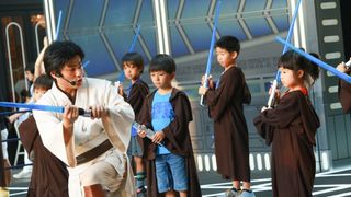 ダース・ベイダーと対決!ジェダイ騎士にあこがれる子どもたちがライトセーバーの特訓!