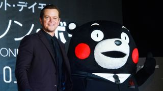 マット・デイモン、お団子ヘアで来日!くまモンとご対面!