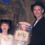 初来日のマーク・ライランス、本田望結にメロメロ!