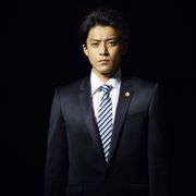 小栗旬“弱々しい男”役で新境地!主演ドラマが日米同時配信へ
