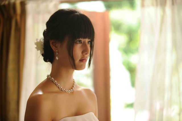 橋本愛、純白ウエディングドレス姿が美しい！