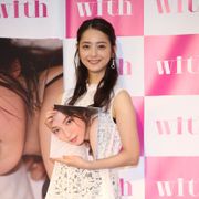 佐々木希、下着姿や温泉入浴姿まで、渾身の写真集