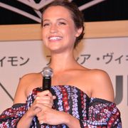 オスカー女優アリシア・ヴィキャンデル初来日!「アリシアちゃん」と呼ばれはにかみ