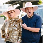 レディー・ガガ、エミー賞受賞番組の名物コーナーでカラオケ!