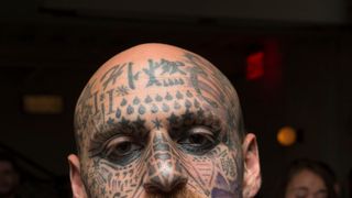 タトゥーだらけの俳優、襲われる