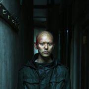“カエル男”の正体にネット騒然!あの人気俳優がスキンヘッドで