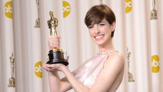 アン・ハサウェイ、ウソくさいと大バッシングされたオスカー受賞スピーチは“演技だった”と認める