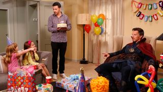 誕生日会に余興として雇われたドクター・ストレンジ、生意気な子供を消す