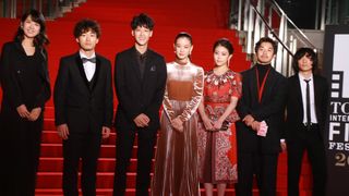 熱愛報道の蒼井優&石崎ひゅーい、そろって公の場で笑顔
