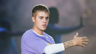 ジャスティン・ビーバー、ファンの絶叫にうんざりして退場