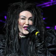 整形で別人に… 英歌手ピート・バーンズさんが急死