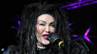 整形で別人に… 英歌手ピート・バーンズさんが急死
