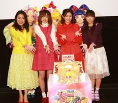 齋藤彩夏、高橋李依、渡辺麻友、堀江由衣