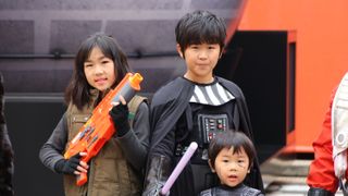 福くん、そっくり弟とミニダース・ベイダーで参加!『スター・ウォーズ』パレードに170名