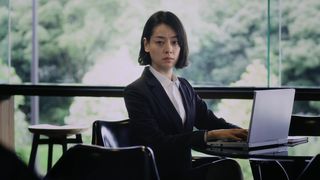 まるで『シン・ゴジラ』尾頭ヒロミ?市川実日子、スーツ姿でCM出演!