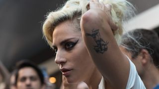 レディー・ガガ、ドナテラ・ヴェルサーチ役に挑戦