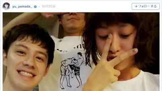 ステキすぎる！小栗旬＆山田優“夫婦”ペアルック写真に大反響
