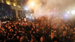 NYで反トランプ大規模デモ!マドンナ、マーク・ラファロらも参加