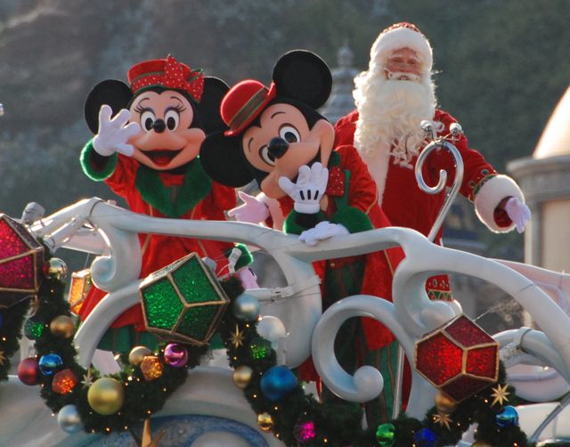 ミッキー、サンタ、プリンセスらも総出演のディズニークリスマス！
