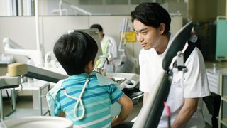 菅田将暉、イケメン歯科医に!『キセキ』白衣ショットお披露目