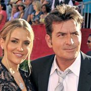 チャーリー・シーンの元妻が奇行 精神鑑定へ