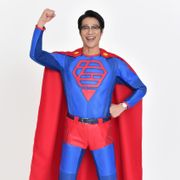 堤真一、絶妙にカッコ悪いスーパースーツ姿お披露目!真面目演技で中年ヒーロー挑戦!