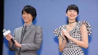 福士蒼汰＆小松菜奈、カップルコーデを冷やかされてハニカミ
