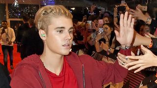 ジャスティン・ビーバー、ファン殴って流血させる