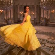 エマ・ワトソン版ベルの美しいダンスシーン!実写版『美女と野獣』日本版予告が公開