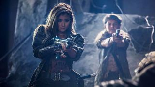 『バイオハザード』ローラ初登場シーン公開!ミラジョヴォに銃口を向ける!