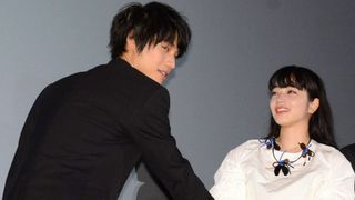 福士蒼汰、号泣の小松菜奈にハンカチを差し出すイケメン対応で大歓声!