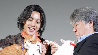 「猫侍」あなごから「猫忍」金時にバトンタッチ！肉球ハイタッチに歓喜のため息